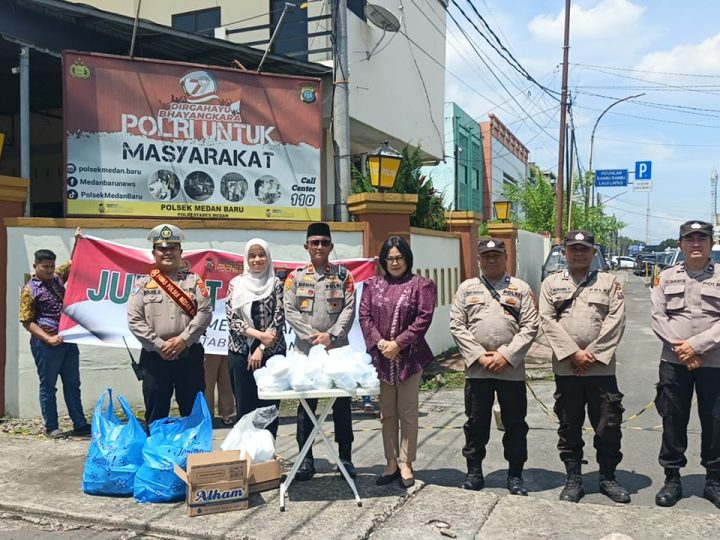 Polsek Medan Baru Bagikan 150 Nasi Bungkus di Jumat Berbagi