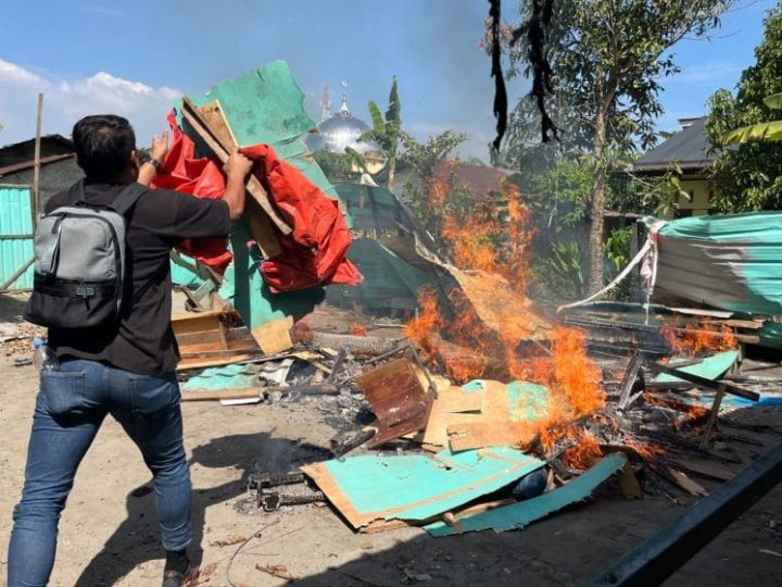 Polrestabes Medan Gerebek Sarang Narkoba di Sei Mencirim, 2 Pelaku Ditangkap dan Barak Dibakar