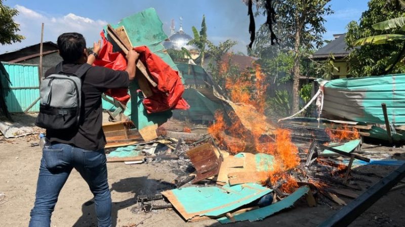 Polrestabes Medan Gerebek Sarang Narkoba di Sei Mencirim, 2 Pelaku Ditangkap dan Barak Dibakar