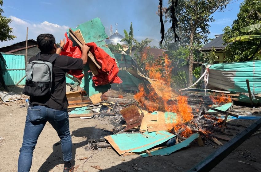 Polrestabes Medan Gerebek Sarang Narkoba di Sei Mencirim, 2 Pelaku Ditangkap dan Barak Dibakar
