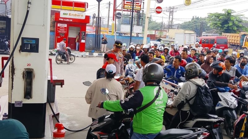 Antrean Pengisian BBM Mengular, Polresta Deli Serdang Lakukan Pengamanan dan Pengaturan Jalur di Setiap SPBU