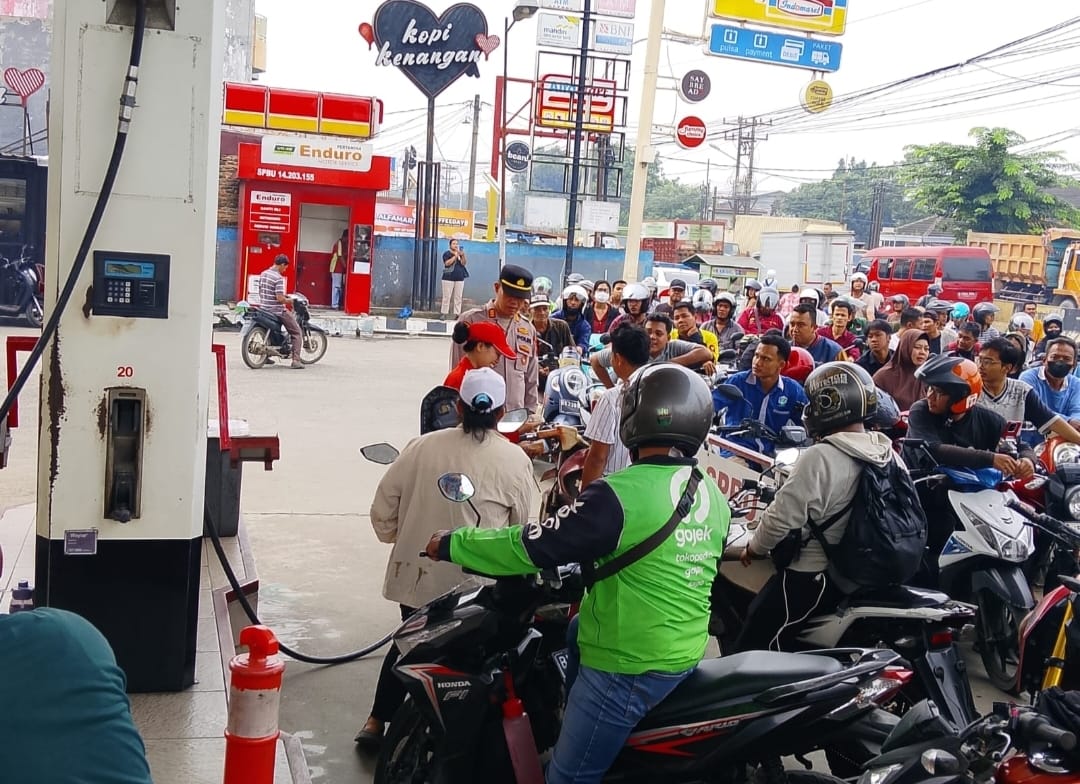Antrean Pengisian BBM Mengular, Polresta Deli Serdang Lakukan Pengamanan dan Pengaturan Jalur di Setiap SPBU