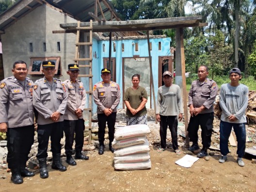 Kapolsek Selesai Hadir Berikan Bantuan kepada Warga