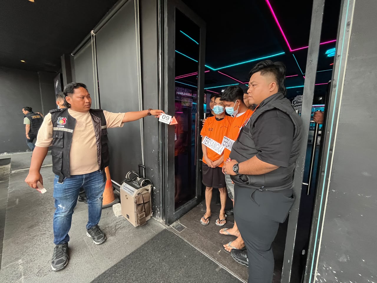 Polrestabes Medan Ringkus Pemasok “Vape Getar” di Helen’s Night Mart