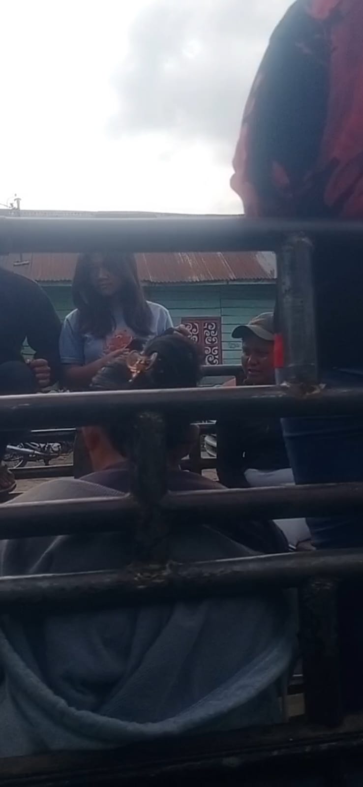 Banyak Pencari Kerja Ngumpul Tunggu Panggilan di Merek
