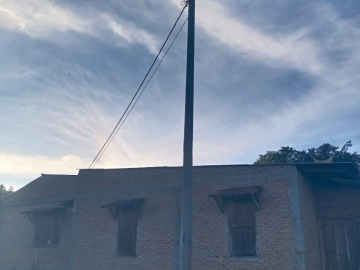 Tiang Listrik Hampir Sentuh Atap Rumah di Desa Paraduan, Warga Minta PLN Samosir Segera Pindahkan