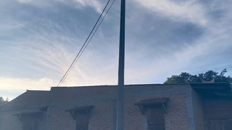 Tiang Listrik Hampir Sentuh Atap Rumah di Desa Paraduan, Warga Minta PLN Samosir Segera Pindahkan