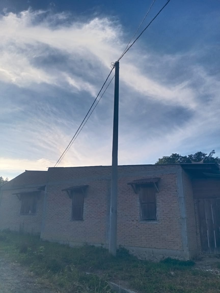 Tiang Listrik Hampir Sentuh Atap Rumah di Desa Paraduan, Warga Minta PLN Samosir Segera Pindahkan