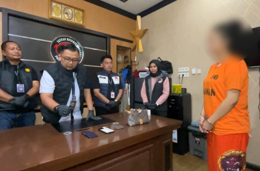 DJ “Miss D” Ditangkap Satresnarkoba Polrestabes Medan karena Diduga Edarkan Vape Narkoba “Pod Getar”