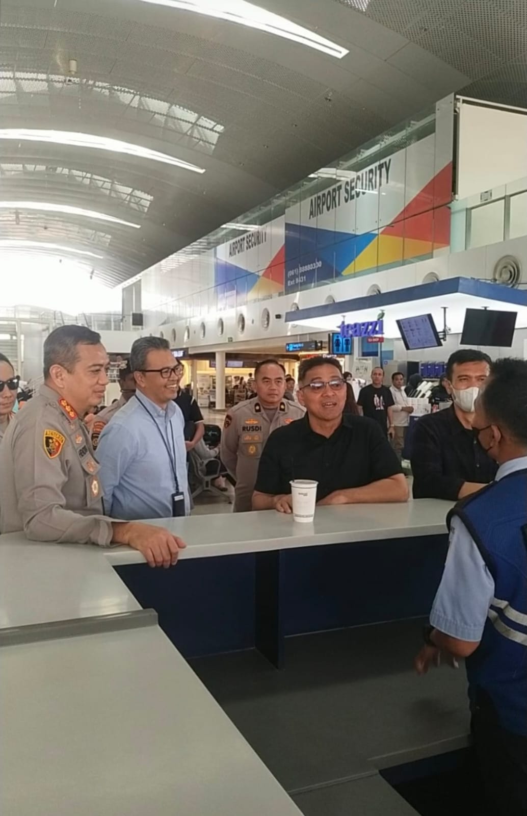 Kapolresta Deli Serdang Dampingi Wakapolda Sumut Tinjau Situasi Bandara Kualanamu Terkait Pembatalan Penerbangan