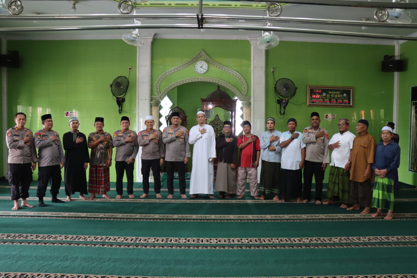 Pererat Silaturahmi, Kapolres Binjai Sholat Jumat Berjamaah Bersama Warga di Masjid As-Syakirin