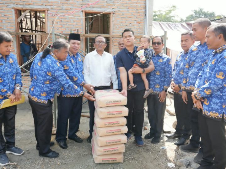 Peduli Korban Bencana, Pemkab Samosir Serahkan Bantuan Material di Pangururan dan Simanindo