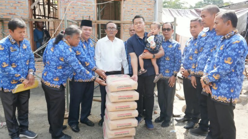 Peduli Korban Bencana, Pemkab Samosir Serahkan Bantuan Material di Pangururan dan Simanindo