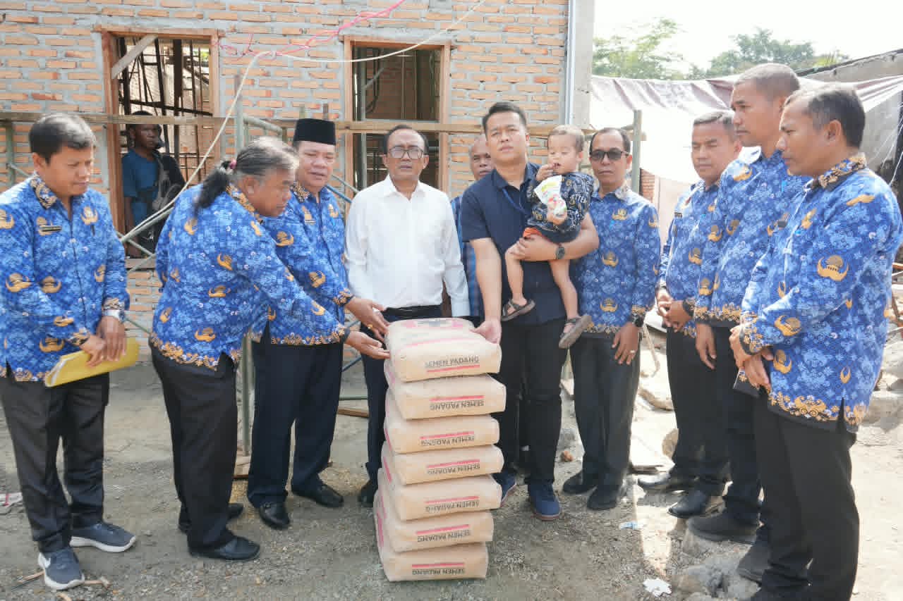Peduli Korban Bencana, Pemkab Samosir Serahkan Bantuan Material di Pangururan dan Simanindo