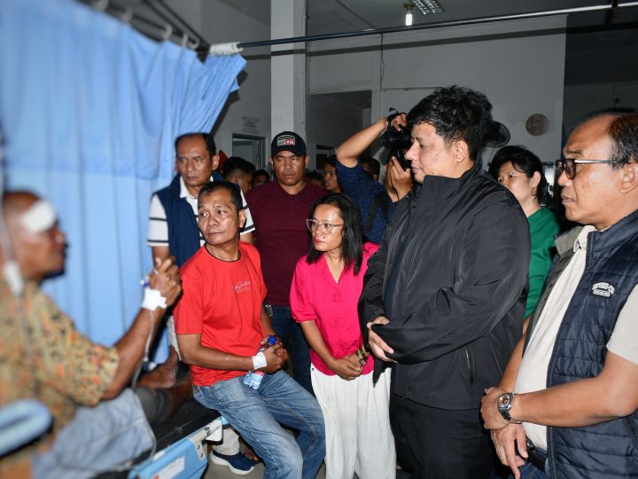 Bus Wisata Terbalik di Boho, Bupati Samosir Jenguk Korban dan Tanggung Biaya Berobat