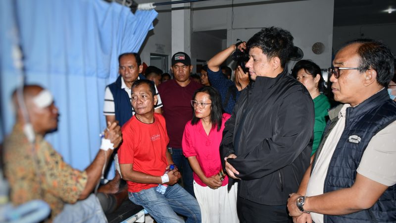 Bus Wisata Terbalik di Boho, Bupati Samosir Jenguk Korban dan Tanggung Biaya Berobat