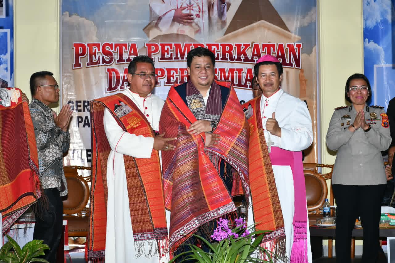 Bupati Samosir dan Uskup Agung Medan Resmikan Gereja Katolik Santo Paulus Saitnihuta