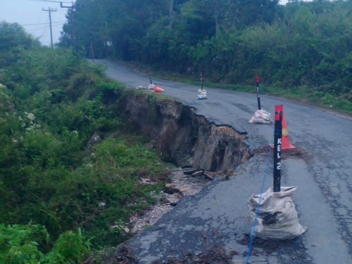 Jalan Kabupaten Huta Tinggi – Ronggurnihuta Samosir Amblas, Pengendara Terancam Maut di Tikungan Ekstrem