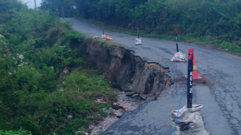 Jalan Kabupaten Huta Tinggi – Ronggurnihuta Samosir Amblas, Pengendara Terancam Maut di Tikungan Ekstrem