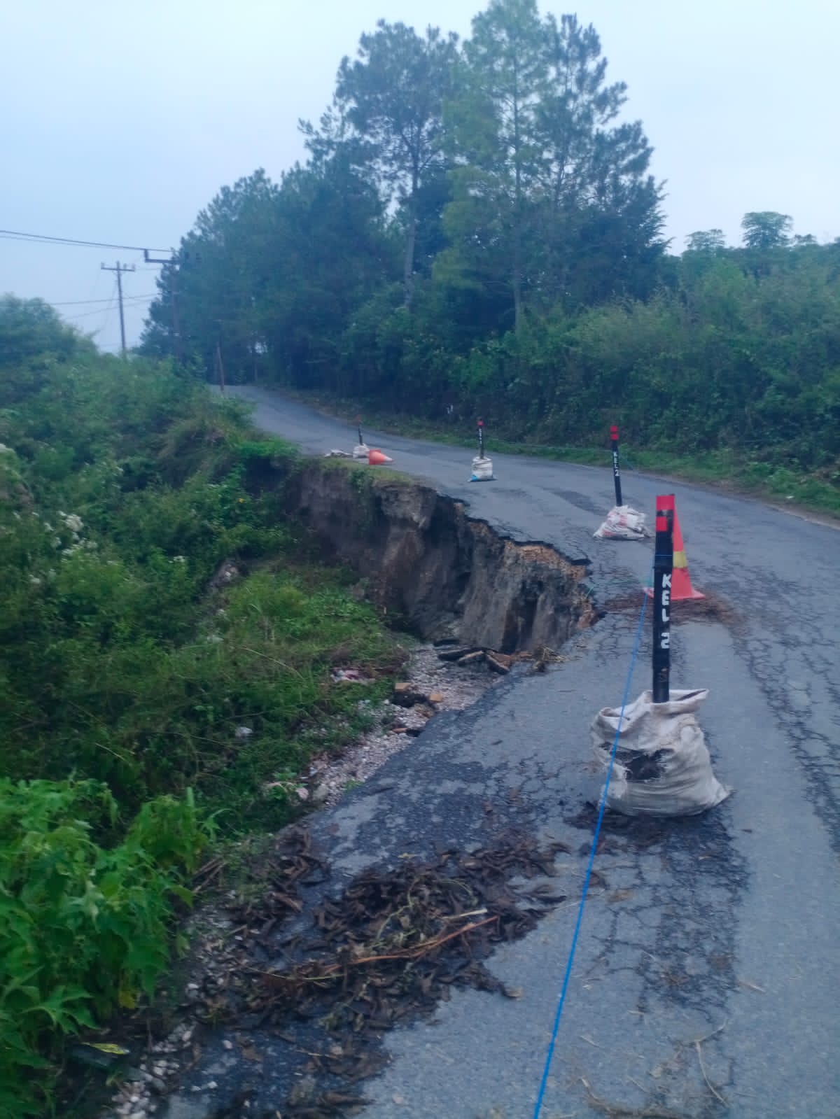 Jalan Kabupaten Huta Tinggi – Ronggurnihuta Samosir Amblas, Pengendara Terancam Maut di Tikungan Ekstrem