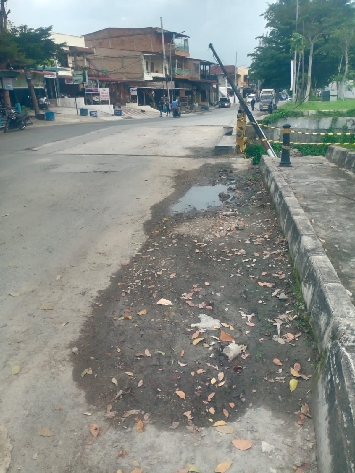 WFC Pangururan Destinasi Andalan Samosir Terlihat Kumuh Berlumpur, Warga: Jalan Putri Lopian Memprihatinkan