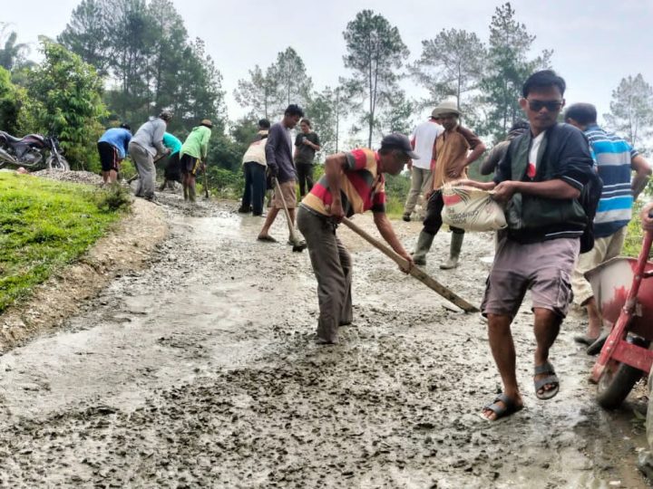 Jalan Rusak, Warga Desa Pananggangan Dusun II Dan Dusun III Samosir Swadaya Rp 23 Juta – Perantau Turun Tangan