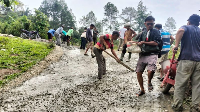 Jalan Rusak, Warga Desa Pananggangan Dusun II Dan Dusun III Samosir Swadaya Rp 23 Juta – Perantau Turun Tangan