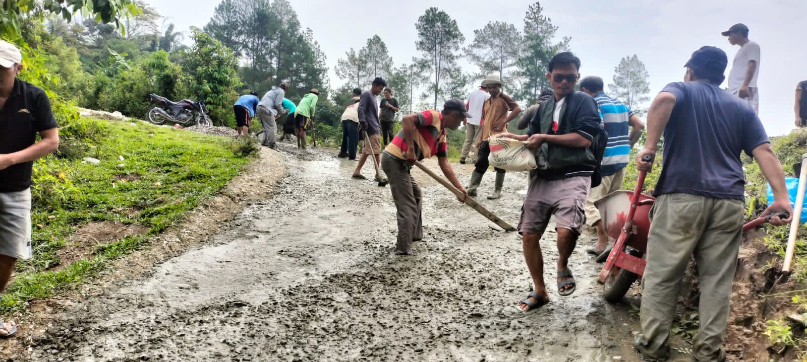 Jalan Rusak, Warga Desa Pananggangan Dusun II Dan Dusun III Samosir Swadaya Rp 23 Juta – Perantau Turun Tangan