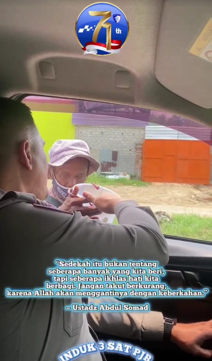 Jelang HUT Lantas ke-70, Personil Induk 3 SAT PJR Ditlantas Polda Sumbar Sedekah di Jalan