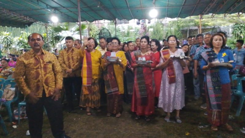 Wilayah Katarina Kompak, Empat Lingkungan Serahkan Santi-Santi untuk Pembangunan Aula Santa Theresia