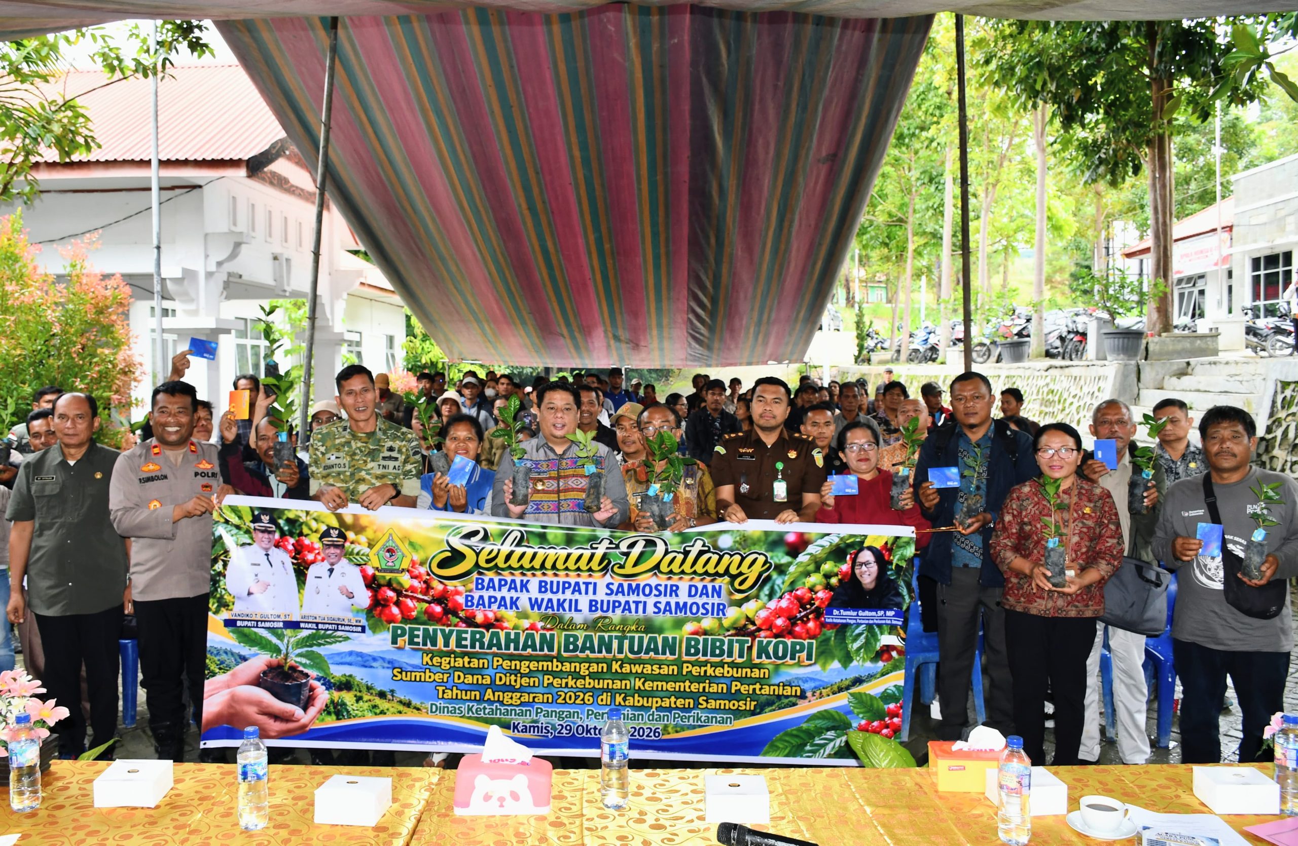 Pemkab Samosir Bagikan 1,25 Juta Bibit Kopi Arabika untuk 245 Kelompok Tani