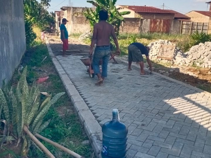 PROYEK PAVING BLOK PU PINANG BARIS DI SIMALINGKAR B DIDUGA DIKERJAKAN ASAL JADI