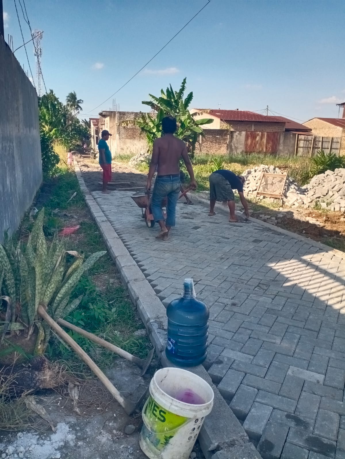 PROYEK PAVING BLOK PU PINANG BARIS DI SIMALINGKAR B DIDUGA DIKERJAKAN ASAL JADI